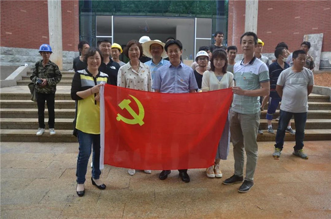 炎炎夏日送清涼，點(diǎn)滴關(guān)懷暖人心——城投集團(tuán)各黨支部開(kāi)展“送清涼”慰問(wèn)一線員工活動(dòng)