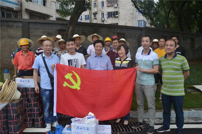 炎炎夏日送清涼，點(diǎn)滴關(guān)懷暖人心——城投集團(tuán)各黨支部開(kāi)展“送清涼”慰問(wèn)一線員工活動(dòng)
